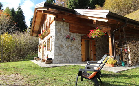 Chalet Genzianella: Madera, Casa, Cabaña, Casa, Techo, Puerta, Casa De Campo, Yarda, Cuarto De Troncos, Jardín