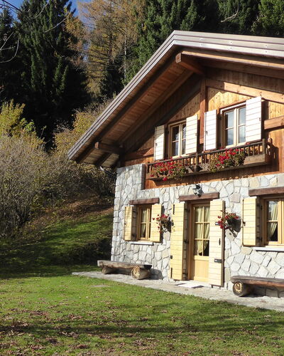 Chalet Genzianella: Edificio, Madera, Casa, Techo, Cabaña, Casa, Área Rural, Puerta, Casa De Campo, Pueblo
