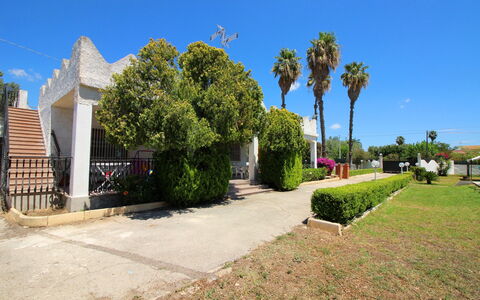 Villa Floridia: Árbol, Sombra, Hacienda, Entrada De Coches, Paisajismo, Villa