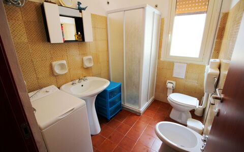 Villa Floridia: Piso, Suelo, Diseño De Interiores, Habitación, Puerta, Arreglo De Tubería, Manchas De Madera, Lavabo, Plomería