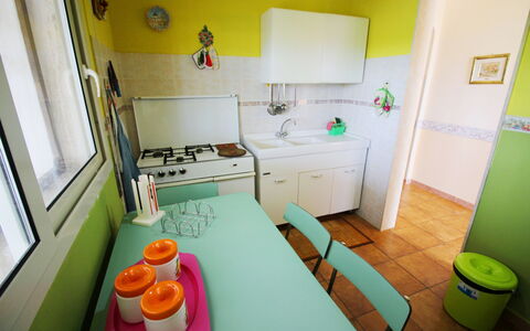 Villa Floridia: Mueble, Diseño De Interiores, Piso, Cocina, Electrodoméstico, Suelo, Habitación, Mostrador, Aparato De Cocina, Encendiendo
