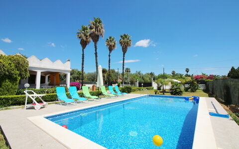 Villa Floridia: Azul, Piscina, Arbusto, Recurso, Jardín, Paisajismo, Ocio, Inmuebles, Sombra, Eco Hotel