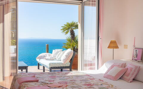 La Terrazza sul Mare: Mueble, Diseño De Interiores, Habitación, Linos, Textil, Cama, Casa, Suelo, Encendiendo, Habitación