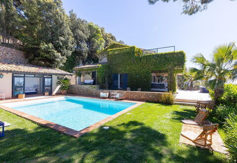 La Terrazza sul Mare: Piscina, Azul, Recurso, Eco Hotel, Villa, Paraguas, Inmuebles, Ocio, Hacienda, Sombra