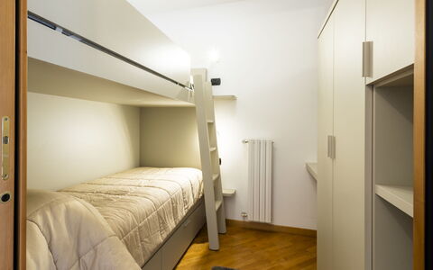 Baita Bucaneve: Habitación, Cama, Diseño De Interiores, Piso, Suelo, Madera, Sábana, Lecho, Techo, Mueble