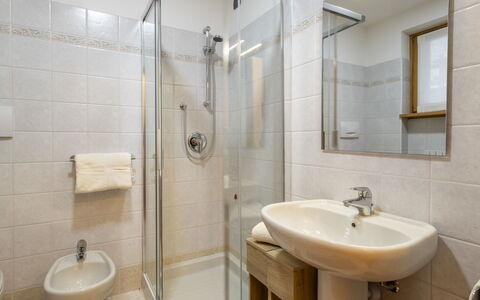 Baita Bucaneve: Piso, Suelo, Diseño De Interiores, Arreglo De Tubería, Lavabo Del Baño, Baño, Lavabo, Habitación, Grifo, Plomería