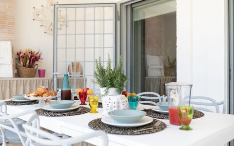 Lacorte di Ninetta: Mueble, Vajilla, Diseño De Interiores, Mesa, Comedor, Silla, Cocina Y Comedor Mesa, Utensilios Para Servir, Textil, Maceta