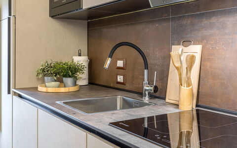 Villa Zena: Mostrador, Cocina, Fregadero, Madera, Piso, Diseño De Interiores, Arreglo De Tubería, Grifo, Gabinetes, Aparato De Cocina