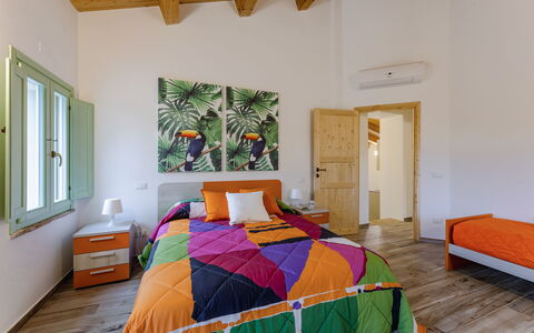 Villa Zena: Mueble, Diseño De Interiores, Habitación, Cama, Piso, Madera, Suelo, Sábana, Techo, Lecho