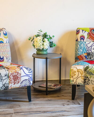 Villa Zena: Mueble, Diseño De Interiores, Amarillo, Piso, Suelo, Textil, Silla, Marrón, Sala, Naranja