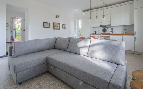 Torre Dell'Amore, Genova, Seaview: Mueble, Piso, Sofá, Suelo, Diseño De Interiores, Departamento, Sala, Habitación, Almohada