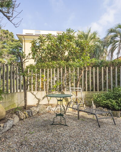 Torre Dell'Amore, Genova, Seaview: Arbusto, Jardín, Sombra, Paisajismo, Patio Interior, Yarda, Maceta, Losa