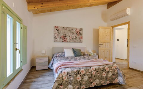 Zena Apartment: Diseño De Interiores, Mueble, Pared, Piso, Madera, Suelo, Techo, Habitación, Cama, Casa