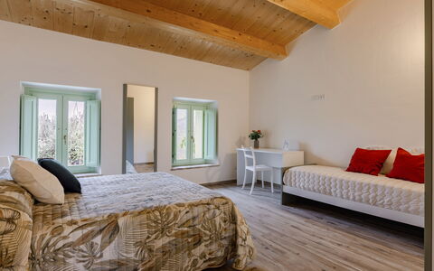 Zena Apartment: Mueble, Diseño De Interiores, Pared, Cama, Piso, Suelo, Habitación, Madera, Techo, Habitación