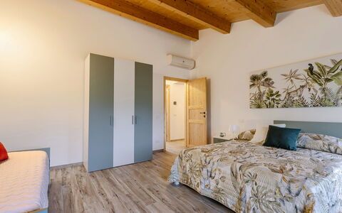 Zena Apartment: Diseño De Interiores, Madera, Habitación, Piso, Cama, Suelo, Techo, Mueble, Habitación, Sábana