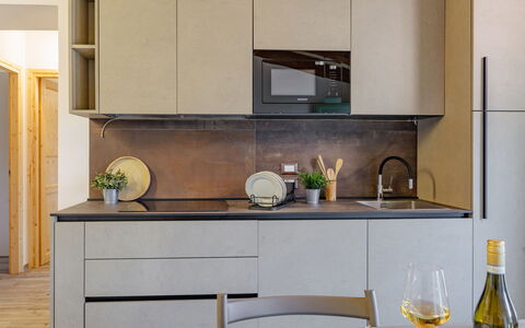 Zena Apartment: Mostrador, Cocina, Mueble, Aparato De Cocina, Gabinetes, Diseño De Interiores, Piso, Madera, Casa, Electrodoméstico