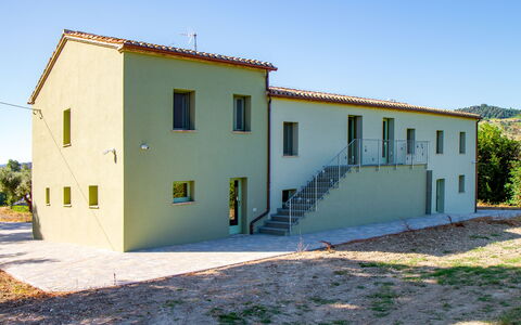 Zena Apartment: Pared, Fachada, Arquitectura, Casa, Barrio Residencial, Puerta, Material Compuesto, Inmuebles, Balcón, Yeso