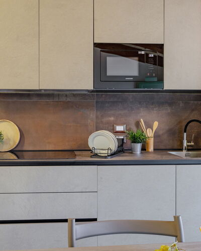 Zena Apartment: Mostrador, Cocina, Mueble, Aparato De Cocina, Gabinetes, Diseño De Interiores, Piso, Madera, Casa, Electrodoméstico