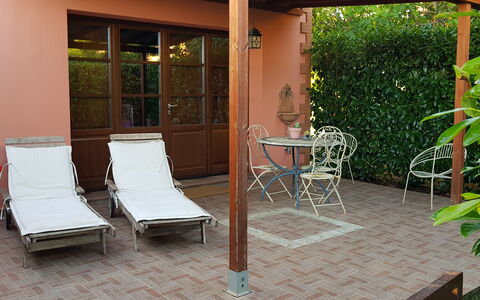 Suite Orchidea Seaside and Pool: Mueble, Mueble Para Exteriores, Sombra, Silla, Manchas De Madera, Jardín, Maceta, Patio Interior, Estructura Al Aire Libre, Mesa Al Aire Libre