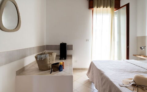 Villa Vitalis: Piso, Madera, Suelo, Diseño De Interiores, Mueble, Encendiendo, Techo, Habitación, Habitación, Cama
