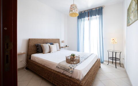 Villa Vitalis: Cama, Mueble, Lecho, Habitación, Diseño De Interiores, Sábana, Suelo, Piso, Madera, Linos