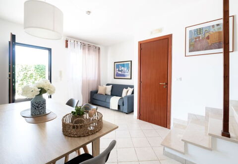 Villa Vitalis: Piso, Diseño De Interiores, Suelo, Casa, Mueble, Puerta, Departamento, Habitación, Silla, Sala