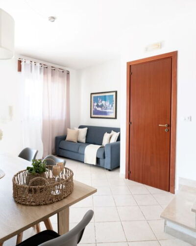 Villa Vitalis: Piso, Diseño De Interiores, Suelo, Casa, Mueble, Puerta, Departamento, Habitación, Silla, Sala