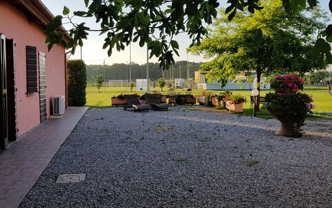 Appartamento Girasole Seaside and Pool: Jardín, Entrada De Coches, Césped, Sombra, Yarda, Losa, Paisajismo, Pasarela, Guijarro, Patio