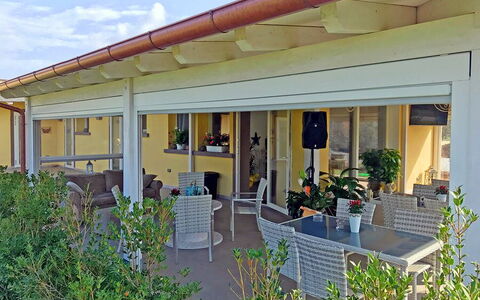 Appartamento Girasole Seaside and Pool: Techo, Sombra, Porche, Maceta, Estructura Al Aire Libre, Silla, Columna, Planta De Casa, Manchas De Madera, Haz