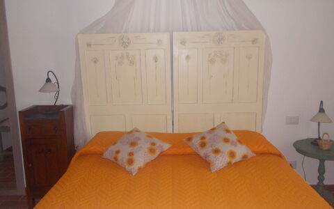 Appartamento Girasole Seaside and Pool: Cama, Mueble, Habitación, Lecho, Sábana, Madera, Linos, Diseño De Interiores, Amarillo, Suelo