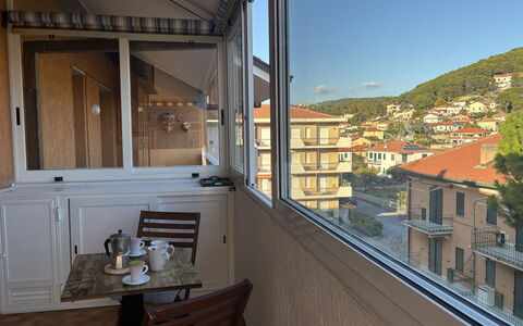 La Casa di Viviana Terrace, Close to the Beach: Departamento, Balcón, Vaso, Silla, Manchas De Madera, La Luz Del Día, Madera Dura, Aluminio