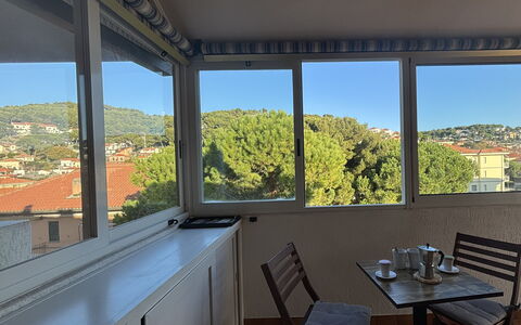 La Casa di Viviana Terrace, Close to the Beach: Mueble, Silla, Balcón, Vaso, Sombra, Mueble Para Exteriores, Madera Dura, La Luz Del Día, Mesa Al Aire Libre, Estructura Al Aire Libre