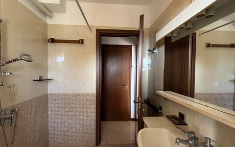 La Casa di Viviana Terrace, Close to the Beach: Lavabo Del Baño, Baño, Arreglo De Tubería, Piso, Lavabo, Diseño De Interiores, Pared, Suelo, Techo, Espejo