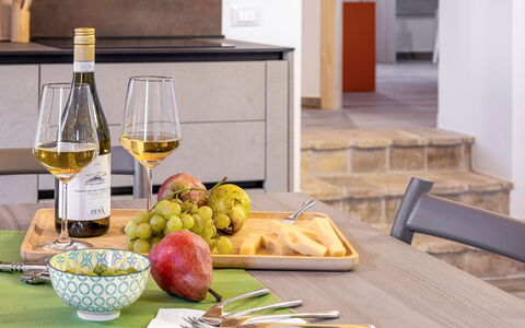 Zena Suite: Vajilla, Mueble, Mesa, Fruta, Botella, Comida, Utensilios Para Servir, Drinkware