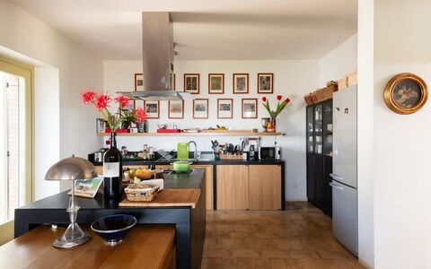 Villa Armonia: Mueble, Cocina, Diseño De Interiores, Mostrador, Piso, Madera, Aparato De Cocina, Gabinetes, Suelo, Encendiendo
