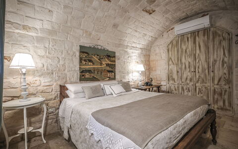 Trulli Experience, Pool, Monopoli: Mueble, Pared, Habitación, Diseño De Interiores, Cama, Piso, Encendiendo, Suelo, Lecho, Sábana