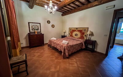 Soli: Pared, Piso, Suelo, Diseño De Interiores, Mueble, Techo, Habitación, Habitación, Marco De La Cama, Cama