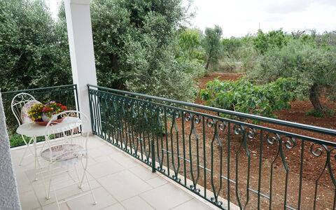 Villa Antony: Balcón, Hierro, Metal, Cerca, Porche, Mueble Para Exteriores, Silla, Sombra, Mesa Al Aire Libre, Pretil
