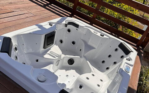Villa Antony: Jacuzzi, Piscina, Bañera