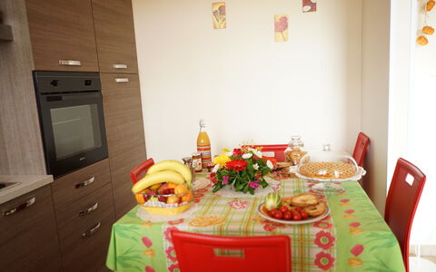 Villa Antony: Mueble, Vajilla, Diseño De Interiores, Madera, Mesa, Habitación, Cocina Y Comedor Mesa, Comedor, Piso, Fruta