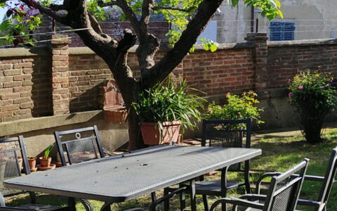 Villa Luce San Miniato: Mueble, Mueble Para Exteriores, Mesa Al Aire Libre, Mesa, Silla, Jardín, Primavera, Sombra, Maceta, Yarda