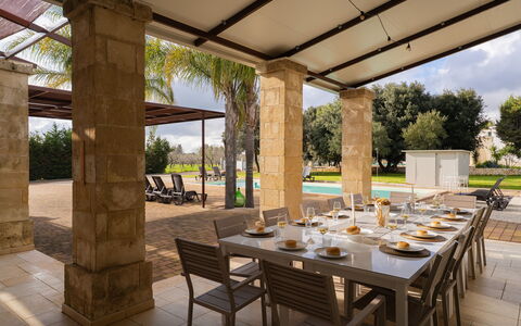 Apulia Retreat: Mueble, Mueble Para Exteriores, Sombra, Silla, Estructura Al Aire Libre, Patio, Paisajismo, Recurso, Jardín, Mesa Al Aire Libre