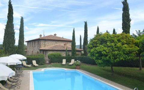 Podere Peteglia: Jardín, Inmuebles, Cobertura, Paisajismo, Villa, Mansión, Patio, Hojas Perennes, Hacienda