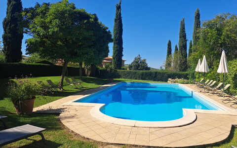 Podere Peteglia: Piscina, Azul, Recurso, Jardín, Inmuebles, Eco Hotel, Paisajismo, Sombra, Hacienda, Thermae