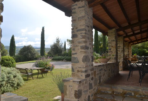 Podere Peteglia: Sombra, Losa, Maceta, Jardín, Paisajismo, Mueble Para Exteriores, Columna, Ladrillo, Planta De Casa, Estructura Al Aire Libre