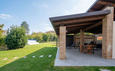 Cuadrat: Sombra, Estructura Al Aire Libre, Jardín, Césped, Patio Interior, Hormigón, Columna, Inmuebles, Ladrillo, Paisajismo