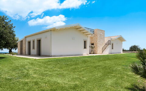 Villa Netina: Cielo, Hierba, Casa, Arquitectura, Fachada, Casa, Barrio Residencial, El Terreno Del Lote, Inmuebles, Techo