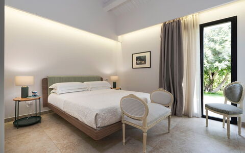 Villa Netina: Diseño De Interiores, Cama, Habitación, Mueble, Piso, Suelo, Techo, Lecho, Sábana, Encendiendo