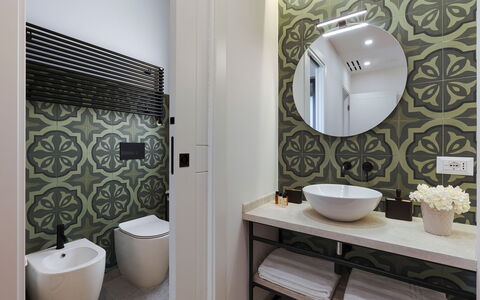 Villa Netina: Baño, Diseño De Interiores, Arreglo De Tubería, Pared, Piso, Lavabo Del Baño, Suelo, Baño, Asiento Del Baño, Lavabo