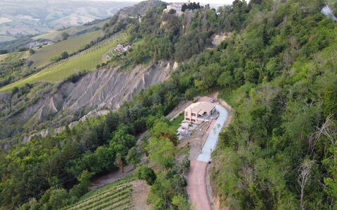 La Casa nel Bosco: Colina, Tierras Altas, Paisaje, Hill Station, Terreno, Área Rural, Pendiente, Chaparral, Fenómeno Geológico, Valle